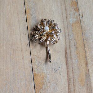 120 Flower brooch - gold